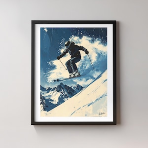 Op de afbeelding: Ingelijste kunstdruk met een skiër in de lucht op een besneeuwde berghelling. Het kunstwerk heeft een vintage esthetiek met een blauw-wit kleurenpalet, dat de actie en het winterlandschap vastlegt. De skiër draagt een zwarte outfit.