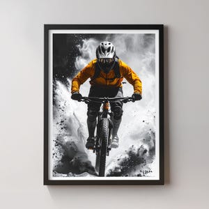 Pode incluir: Impressão artística emoldurada de um ciclista de montanha em ação, capturada em um estilo dinâmico e artístico. O ciclista usa uma jaqueta e capacete amarelos, em um fundo de elementos abstratos em preto e branco, criando uma sensação de velocidade e movimento.
