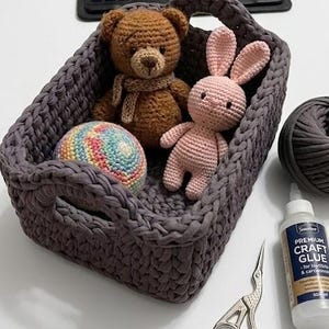 Könnte beinhalten: Ein Set aus drei weißen Keramikvasen mit strukturiertem, geriffeltem Design. Die höchste Vase ist etwa 25 cm hoch, die mittlere Vase 20 cm und die kleinste 15 cm.