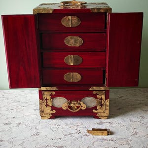 Vintage chinesisches Schmuckschränkchen | Messing Montierungen & Jadeit Scheiben | Orientalische Waschtischdekoration Bild 15