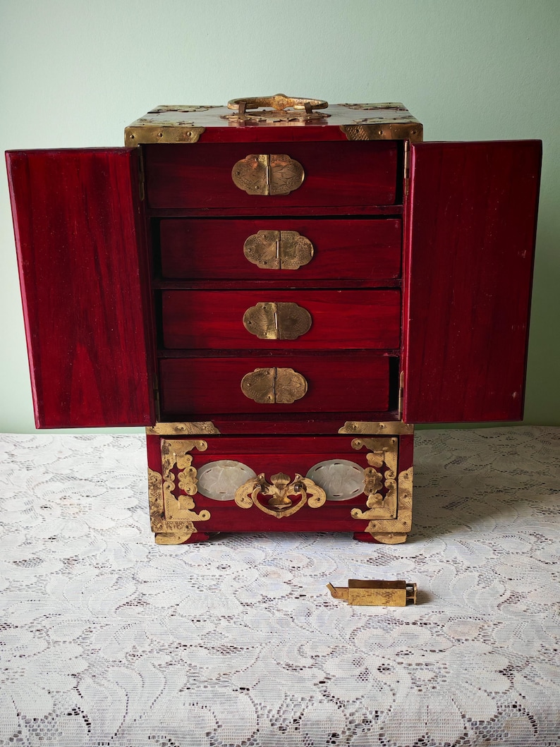 Vintage chinesisches Schmuckschränkchen | Messing Montierungen & Jadeit Scheiben | Orientalische Waschtischdekoration Bild 15