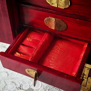 Vintage chinesisches Schmuckschränkchen | Messing Montierungen & Jadeit Scheiben | Orientalische Waschtischdekoration Bild 16