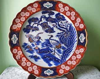 Plato decorativo japonés antiguo Imari de gran tamaño / c. 1890–1920 / 41 cm / Porcelana Arita Meiji-Taisho / Plato de pared con grullas y pinos
