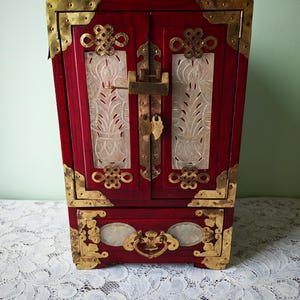 Vintage chinesisches Schmuckschränkchen | Messing Montierungen & Jadeit Scheiben | Orientalische Waschtischdekoration Bild 4