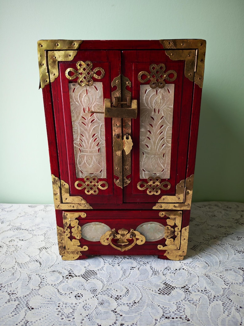 Vintage chinesisches Schmuckschränkchen | Messing Montierungen & Jadeit Scheiben | Orientalische Waschtischdekoration Bild 4