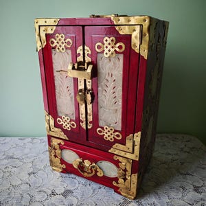 Vintage chinesisches Schmuckschränkchen | Messing Montierungen & Jadeit Scheiben | Orientalische Waschtischdekoration Bild 1