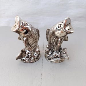 Saliera e pepiera vintage a forma di pesce in metallo placcato argento / Decorazione costiera nautica
