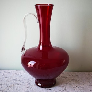 Vintage italiensk Empoli rubinröd glaskanna | Konstglaskaraff från 1960-talet | Italienskt glas från mitten av århundradet | Tranbärsröd dekorativ kanna