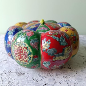 Vintage kinesisk pumpavas i Imari-stil | Polykrom porslinsburk med lock | Chinoiserie-dekor
