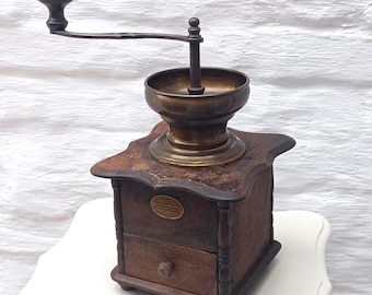 Macinacaffè antico in ottone e legno / Decorazione da cucina in stile fattoria belga