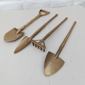 Messing mini-tuingereedschapset | Decoratieve messing schop, schop en hark | Miniatuur tuindecor