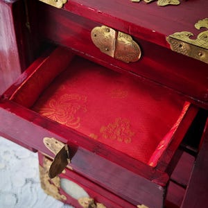 Vintage chinesisches Schmuckschränkchen | Messing Montierungen & Jadeit Scheiben | Orientalische Waschtischdekoration Bild 13