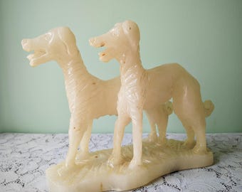 Escultura antigua Art Déco de perro Saluki tallada a mano en calcita blanca / Figura vintage de galgo en mármol ónix / Adorno decorativo de piedra italiano