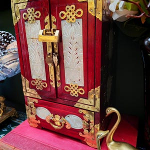 Vintage chinesisches Schmuckschränkchen | Messing Montierungen & Jadeit Scheiben | Orientalische Waschtischdekoration Bild 2