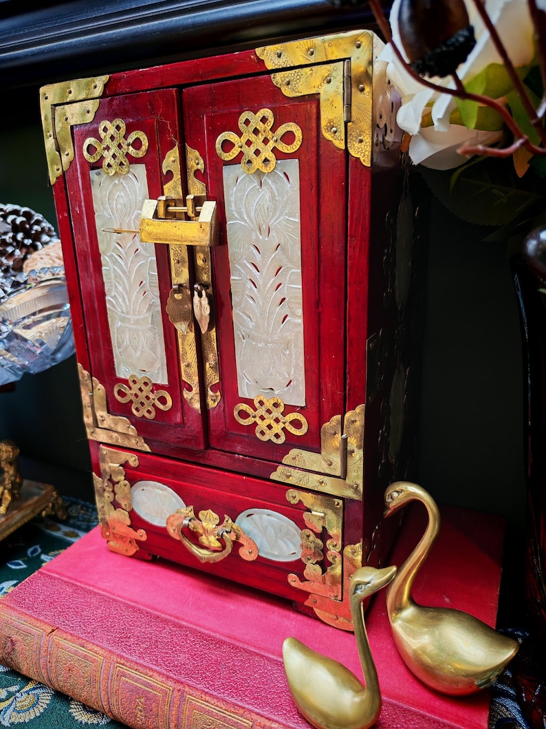Vintage chinesisches Schmuckschränkchen | Messing Montierungen & Jadeit Scheiben | Orientalische Waschtischdekoration Bild 2