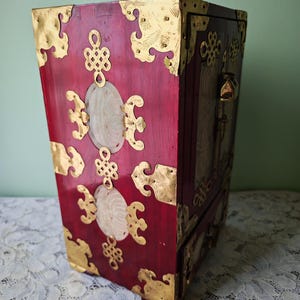Vintage chinesisches Schmuckschränkchen | Messing Montierungen & Jadeit Scheiben | Orientalische Waschtischdekoration Bild 8