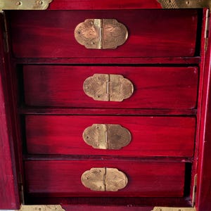 Vintage chinesisches Schmuckschränkchen | Messing Montierungen & Jadeit Scheiben | Orientalische Waschtischdekoration Bild 14
