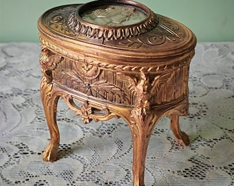 Antike französische Belle Époque Schmuckschatulle | H. um 1890–1910 | Eitelkeit Dekor | Ormolu Spelter Cabriole Trinket Box