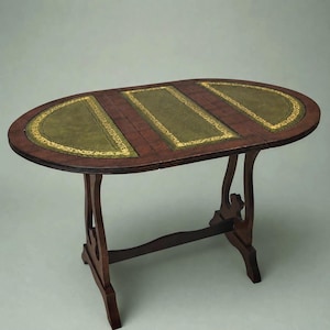 Peut inclure: Une table ovale à abattants avec un cadre et des pieds en bois brun foncé. Le plateau présente trois panneaux incrustés de couleur vert olive, chacun bordé d'un motif décoratif doré. La table repose sur deux supports incurvés.