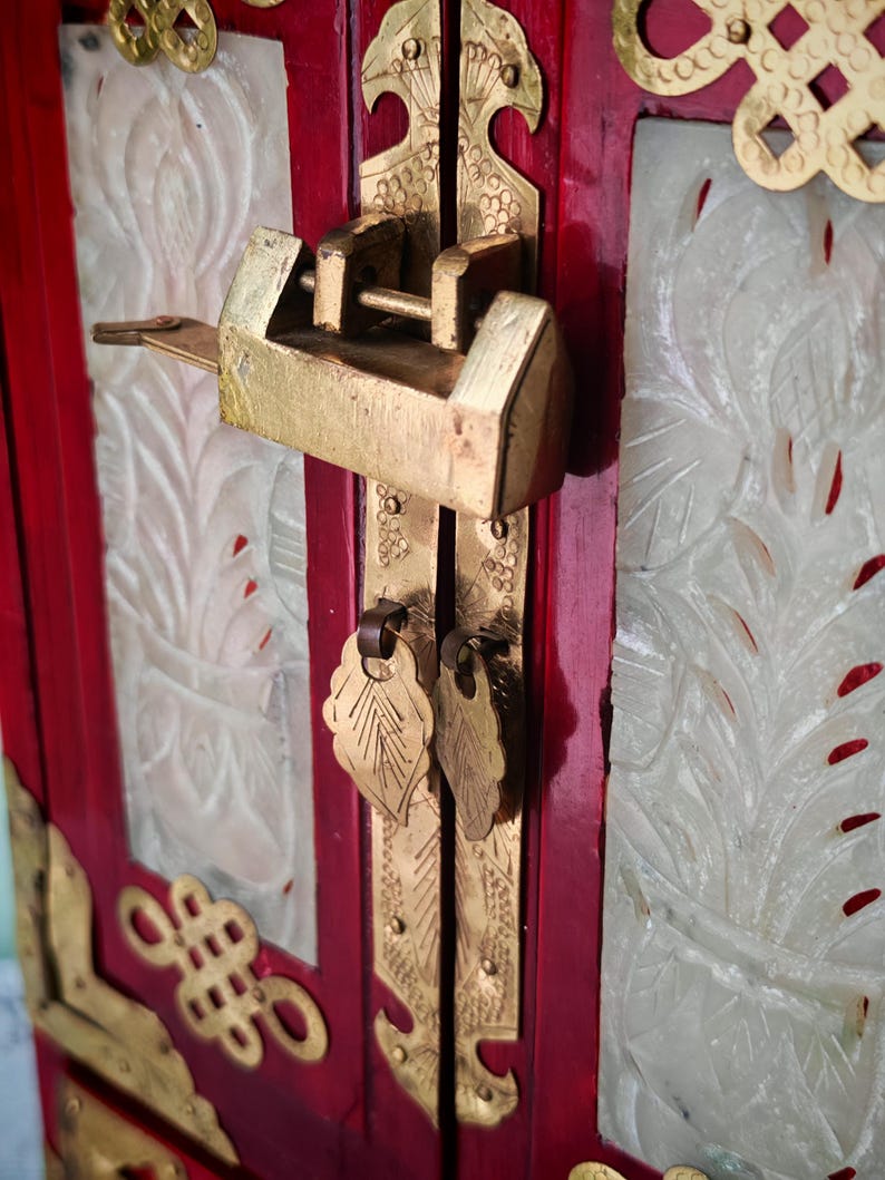 Vintage chinesisches Schmuckschränkchen | Messing Montierungen & Jadeit Scheiben | Orientalische Waschtischdekoration Bild 12