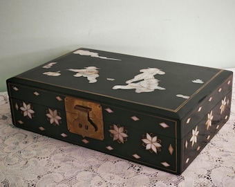 Asiatische Vintage-Lackdose mit Perlmuttintarsien | Schwarze Lack-Schmuckdose | Dekorative Aufbewahrungsbox mit Muschelintarsien | Orientalisches Sammlerstück