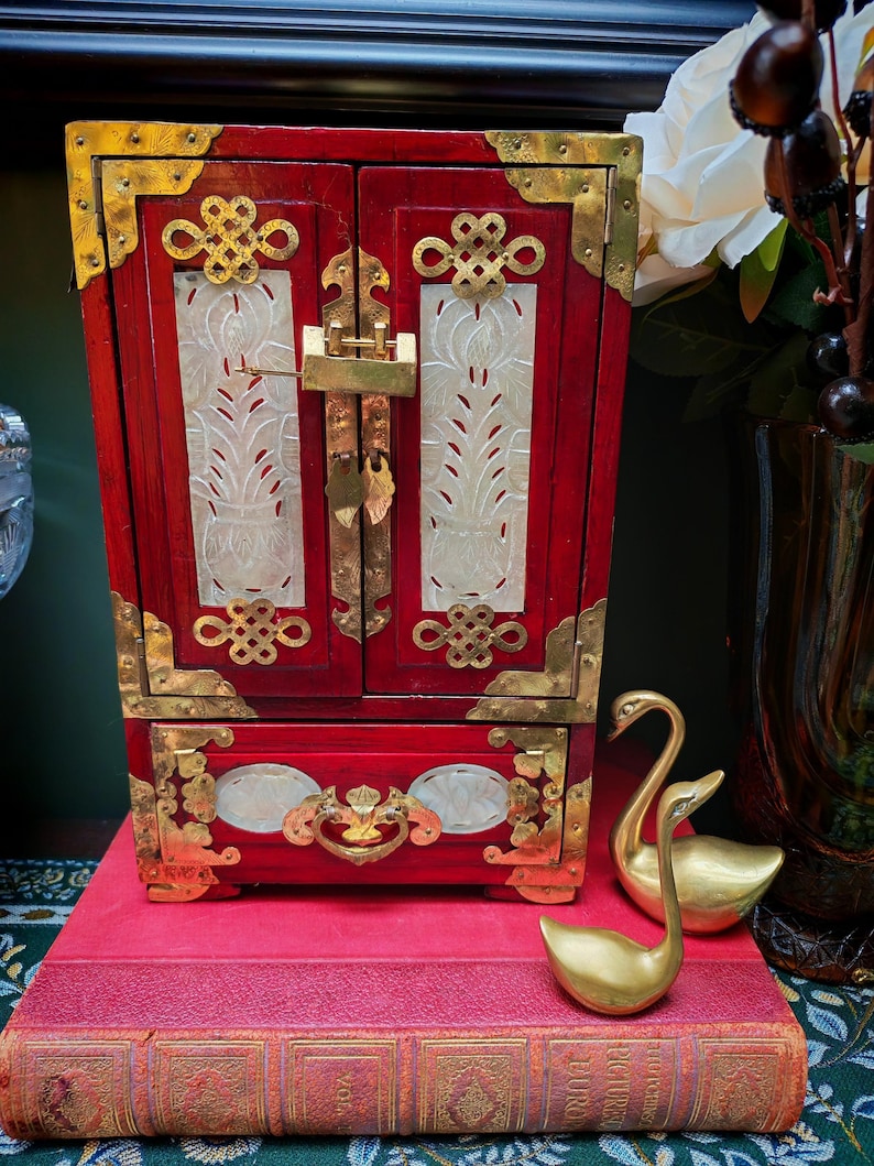 Vintage chinesisches Schmuckschränkchen | Messing Montierungen & Jadeit Scheiben | Orientalische Waschtischdekoration Bild 20