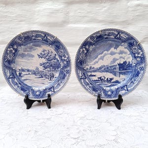 Platos antiguos Boch Frères / Juego de 2 / Loza decorada con la técnica "Navire" en azul y blanco / Decoración de pared de loza belga