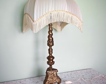Lámpara de mesa vintage de latón macizo / Decoración de estilo neobarroco / Iluminación francesa ornamentada / Pantalla blanca con flecos