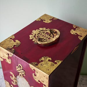 Vintage chinesisches Schmuckschränkchen | Messing Montierungen & Jadeit Scheiben | Orientalische Waschtischdekoration Bild 7
