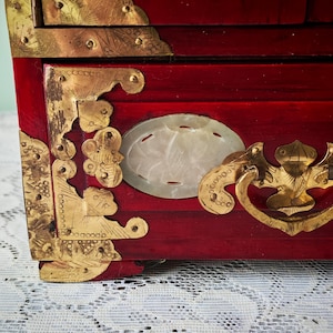 Vintage chinesisches Schmuckschränkchen | Messing Montierungen & Jadeit Scheiben | Orientalische Waschtischdekoration Bild 11