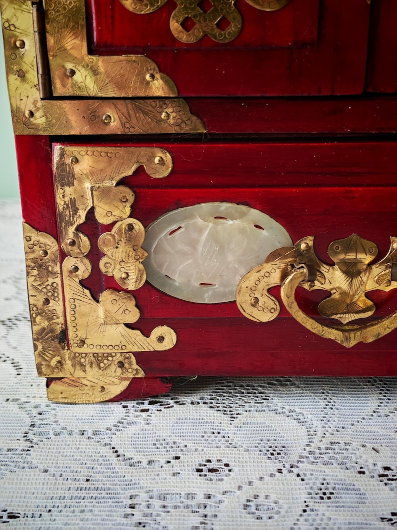 Vintage chinesisches Schmuckschränkchen | Messing Montierungen & Jadeit Scheiben | Orientalische Waschtischdekoration Bild 11