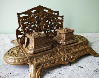 Organizador de escritorio antiguo francés de latón fundido / Tintero doble Griffin & Urn / Estante para cartas / Decoración victoriana