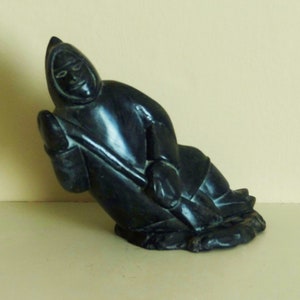 INUIT BOATMAN CARVING - Unique Art of Native North American Indigenous People - Black Soapstone on Snowflake Obsidian Base