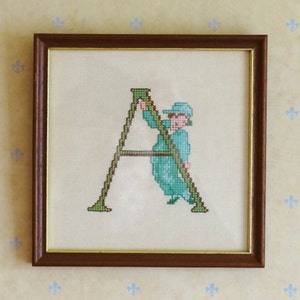 PUNTO DE CRUZ CON LA INICIAL 'A' - Cuadro vintage bordado a mano para habitación infantil - Regalo de cumpleaños o bautizo