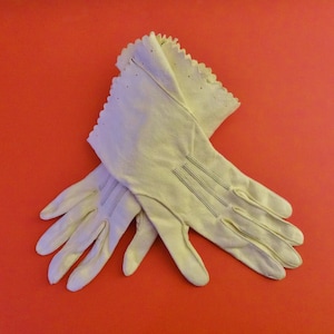 ANTIQUE LEATHER GLOVES - Fine Ivory Kidskin Leather Gloves - Gauntlet Style with Contrasting Stitching & Pierced Scalloped Edge, Size Medium