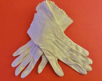 ANTIQUE LEATHER GLOVES - Fine Ivory Kidskin Leather Gloves - Gauntlet Style with Contrasting Stitching & Pierced Scalloped Edge