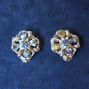 Boucles d&#39;oreilles aurore boréale des années 60 - strass multicolores bleutés - boucles d&#39;oreilles clip argentées