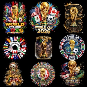 Op de afbeelding: Een verzameling van negen verschillende grafische ontwerpen met de FIFA World Cup 2026 trofee, voetballen en de nationale vlaggen van de VS, Canada en Mexico. Elk ontwerp bevat de tekst World Cup 2026 met levendige kleuren en artistieke elementen.