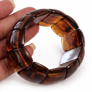 Pulsera rígida con efecto carey en color ámbar – Pieza llamativa en resina – Estilo elegante y atemporal