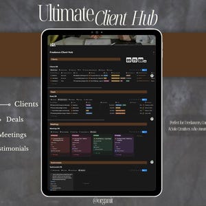 Puede incluir: Una tableta digital que muestra una interfaz de tema oscuro etiquetada como "Ultimate Client Hub". La pantalla muestra secciones para Clientes, Deals, Meetings y Testimonios. El texto "Freelance Client Hub" también es visible.