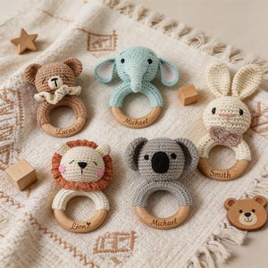 Gepersonaliseerde gehaakte babyrammelaar | Aangepaste naam pasgeboren rammelaar | Zacht kraamcadeau | Houten draagbare rammelaar voor baby's, jongens en meisjes