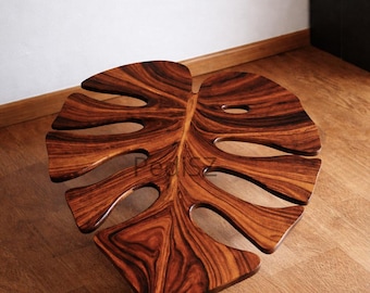 Mesa auxiliar de madera con acabado artesanal, mesa auxiliar escultural de nogal, decoración orgánica inspirada en la naturaleza.