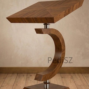 Mesita auxiliar de nogal, base escultural en forma de C, detalles metálicos, diseño moderno.