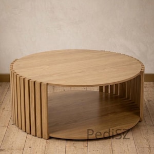 Tavolino rotondo in rovere con piano a doghe, mensola moderna e minimalista per il soggiorno.