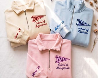 Sudadera con cremallera de un cuarto bordada y personalizada con el logo de la universidad, sudadera con cuello redondo y banderín universitario personalizado, sudadera con nombre personalizado en la manga, regalo de graduación para ella.