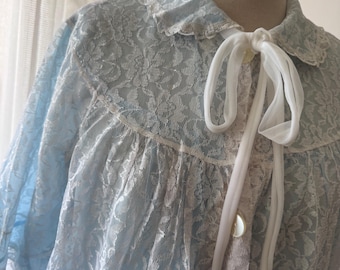 Bata de encaje azul claro de los años 50 – Peignoir nupcial nuevo sin usar – Lencería de nailon de mediados de siglo