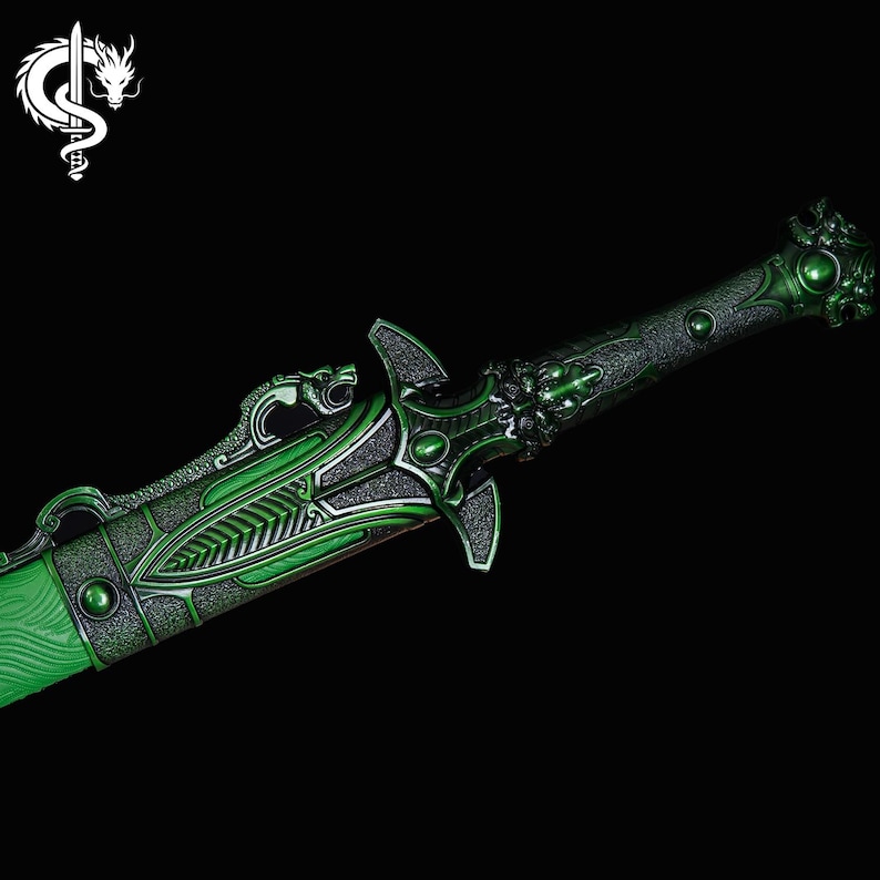 Pu&ograve; includere: Primo piano di una spada verde e argento con intricati disegni a tema drago. La lama &egrave; di un verde vibrante e l'elsa presenta una testa di drago e altri dettagli ornati. La spada &egrave; ambientata su uno sfondo nero.