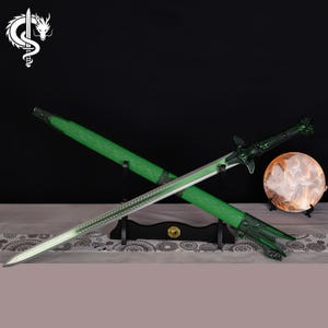 Pu&ograve; includere: Un cartello in legno fatto a mano con la scritta "Benvenuti" in un carattere giocoso. Il cartello &egrave; dipinto di bianco con una finitura invecchiata e presenta un design floreale nei toni del rosa e del verde. Misura circa 30 cm di larghezza.