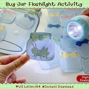 Puede incluir: Un conjunto de actividad de linterna y frascos de insectos con varios recortes de papel de frascos con lazos coloridos. Un recorte muestra un saltamontes verde dentro de un frasco. Una pequeña linterna azul claro ilumina los frascos de papel.