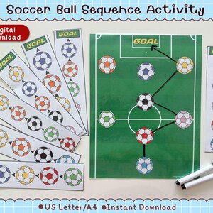 Op de afbeelding: Een voetbal-sequentie-activiteitenset met een groen voetbalvelddiagram met zwarte richtingspijlen en meerdere verticale stroken met reeksen kleurrijke voetballen, vergezeld van twee zwarte uitwisbare stiften.